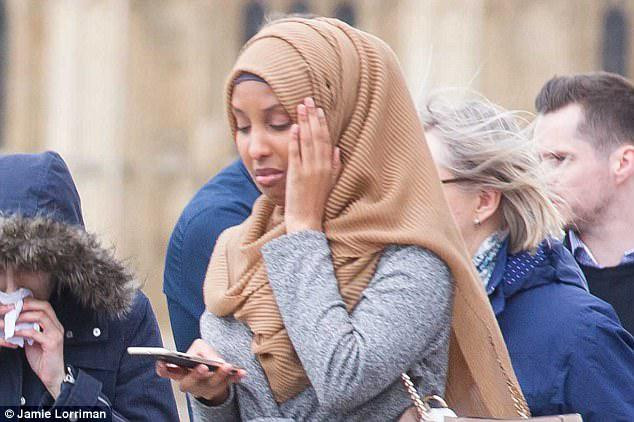 Londra saldırısı sonrası köprüden geçen türbanlı kadın tartışılıyor - Resim: 1