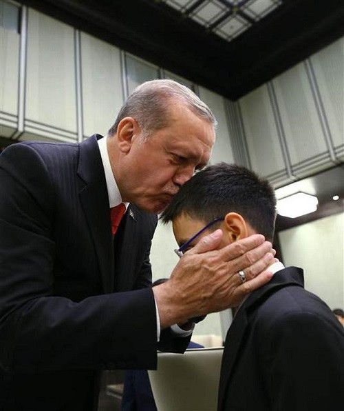 Erdoğan'ın koltuğuna oturdu, öyle şeyler söyledi ki - Resim: 1