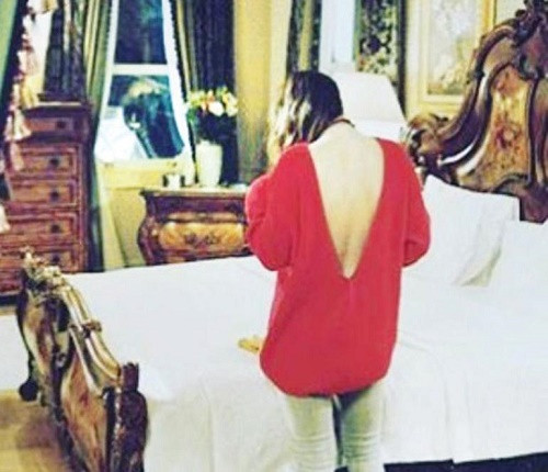 Fahriye Evcen'in giydiği elbisede göbek detayı! - Resim: 2