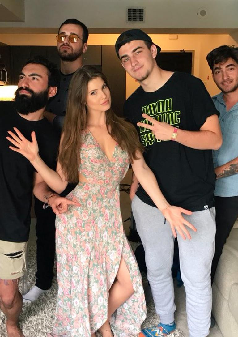 Fotoğraftaki detay sosyal medyada olay oldu - Resim: 1