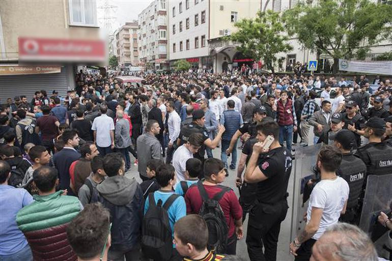 Sultangazi büyük gerilim: Bir anda yüzlerce kişi toplandı... Linç girişimi - Resim: 1