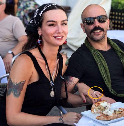 Birce Akalay'ın kafa karıştıran yüzüğü! Evlendi mi? - Resim: 1