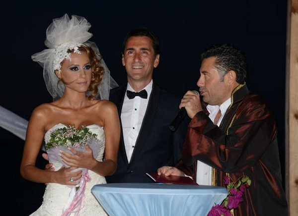 Bekir Aksoy'dan eşine şiddet uyguladığı iddialarına yanıt - Resim: 1