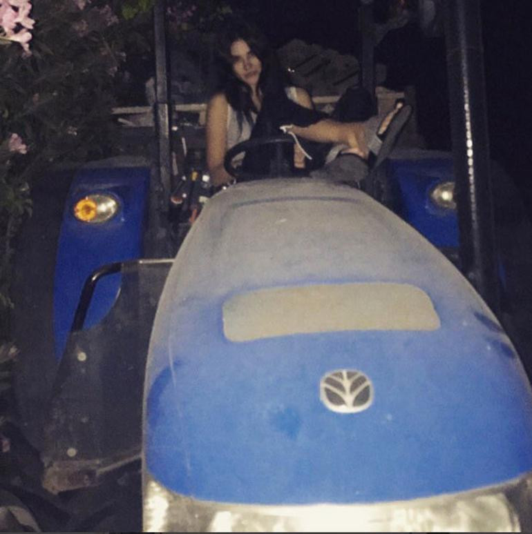 Asena Atalay Lamborghini'den indi, traktöre bindi - Resim: 1