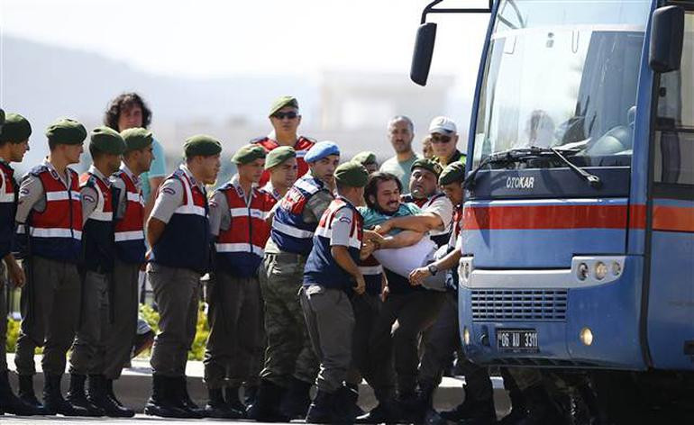 FETÖ'cü eski Yüzbaşı cezaevi aracından böyle indirildi - Resim: 1