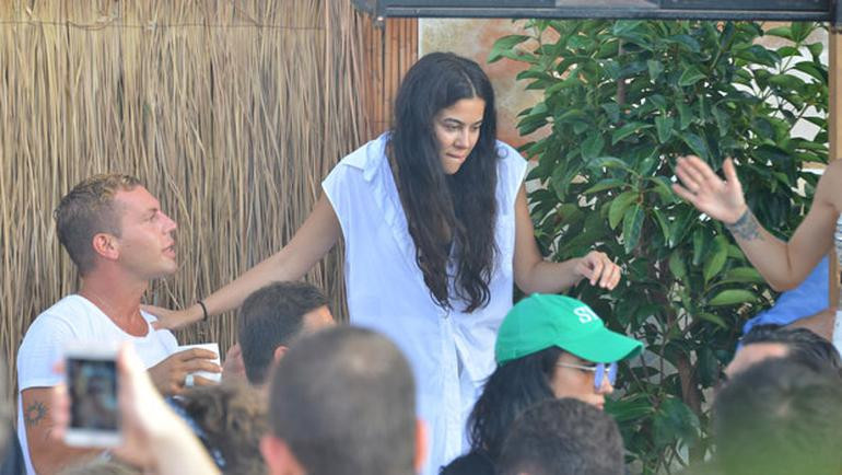 Asena plajda coştu, koltukların üzerinde oynadı - Resim: 1