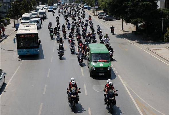 Binlerce motosikletli, Altın elbiseli adam Barkın Bayoğlu'nu uğurladı - Resim: 1