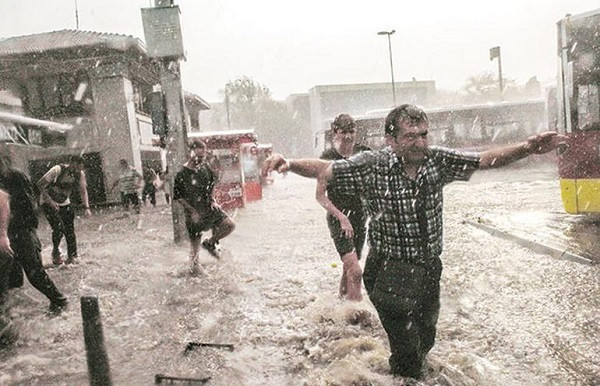 Dolu ve fırtına başlangıçtı... Artık evden çizmesiz çıkmayın - Resim: 1