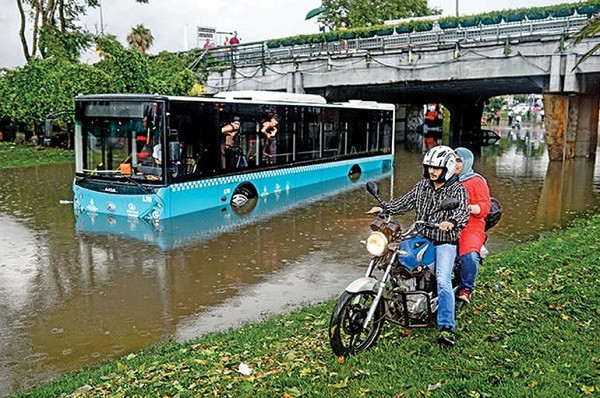 Dolu ve fırtına başlangıçtı... Artık evden çizmesiz çıkmayın - Resim: 3