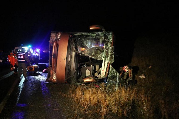 Sivas'ta yolcu otobüsü devrildi: Ölü ve yaralılar var - Resim: 1