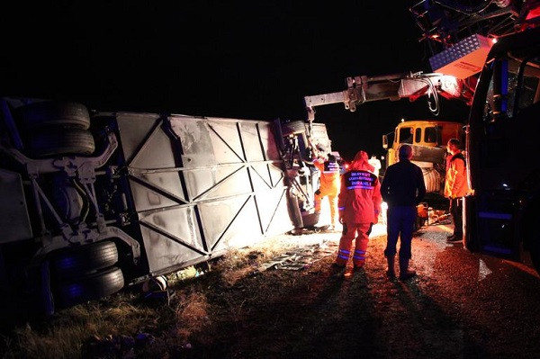 Sivas'ta yolcu otobüsü devrildi: Ölü ve yaralılar var - Resim: 2