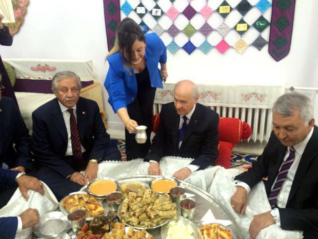 Bahçeli'nin dikkat çeken yer sofrası - Resim: 1