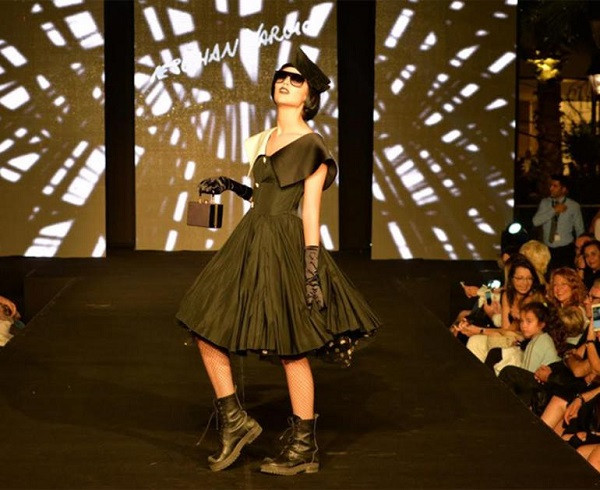 90'lara damga vuran manken Merve İldeniz kızıyla podyumda - Resim: 1