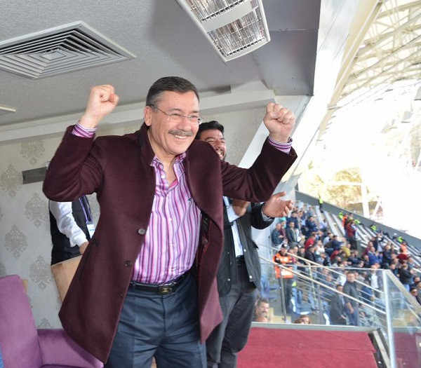 Melih Gökçek sevinçten havalara uçtu - Resim: 1