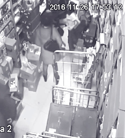 Kozmetik mağazasındaki çıplak arama skandalının görüntüleri çıktı - Resim: 3