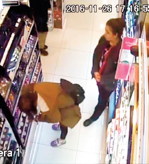 Kozmetik mağazasındaki çıplak arama skandalının görüntüleri çıktı - Resim: 2