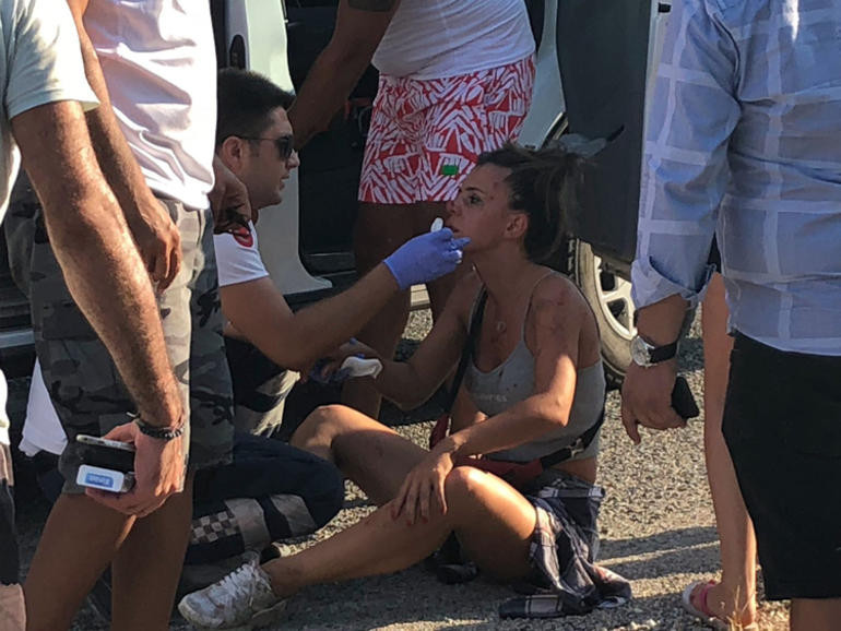 Son dakika: Göcek'ten Kaş'a giden tur otobüsü devrildi, turistler tarlaya uçtu - Resim: 2