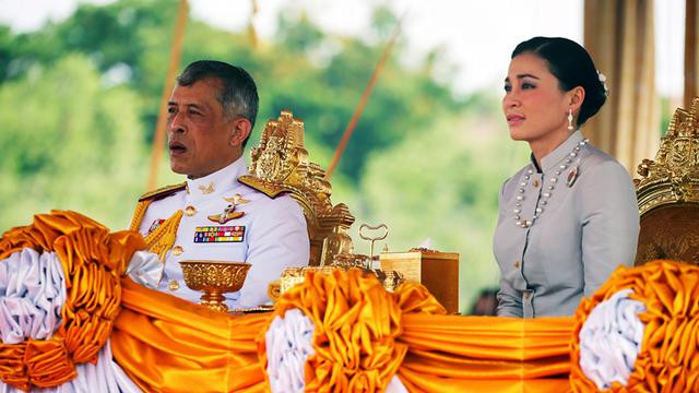 Tayland Kralı Vajiralongkorn, sevgilisini Resmi Metres ilan etti - Resim: 1