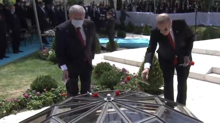 Erdoğan, 15 Temmuz şehitler anıtına çelenk bıraktı - Resim: 1