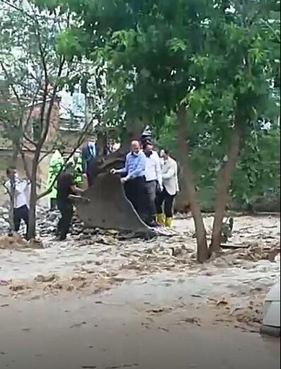 Bakanların Giresun'da kepçe üzerindeki görüntüsü sosyal medyada olay oldu - Resim: 1