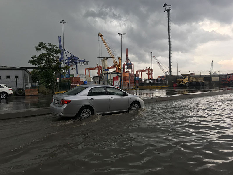 İstanbul gündüz vakti karanlığa teslim oldu - Resim: 2