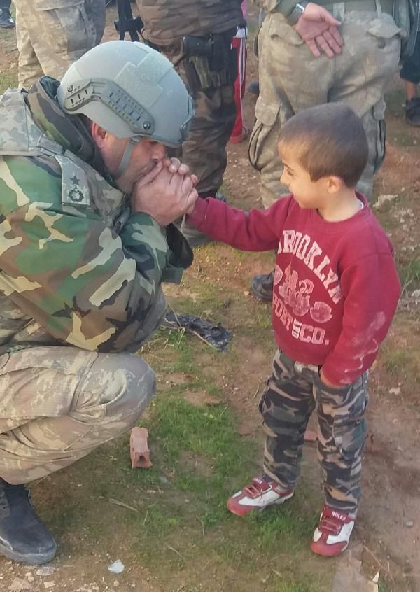 Tabur Komutanı küçük çocuğun elini böyle ısıttı - Resim: 1