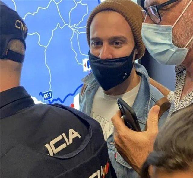 Kerem Bürsin Kanarya Adaları'nda Hayranlarının Arasında Kaldı - Resim: 1