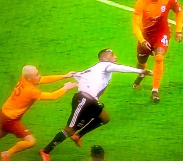 Büyük Derbi Sonrası Ahmet Çakar'dan Flaş İddia: Penaltıyı Yedi! - Resim: 2