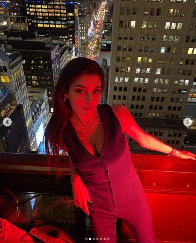 Hande Erçel'in Dekolteli New York Pozuna Beğeni Yağdı - Resim: 1