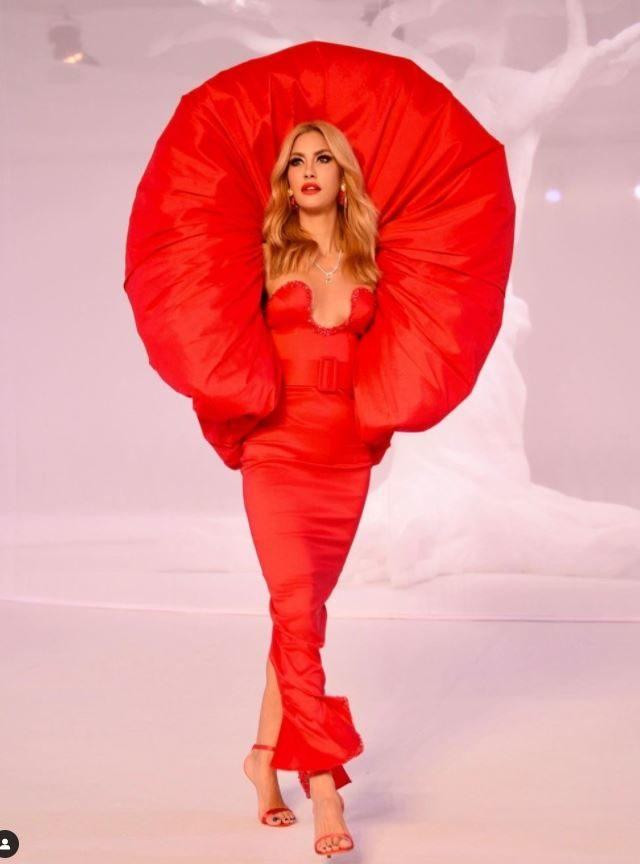 Çağla Şikel Kırmızı Elbisesi ile Podyumu Yaktı Geçti - Resim: 1