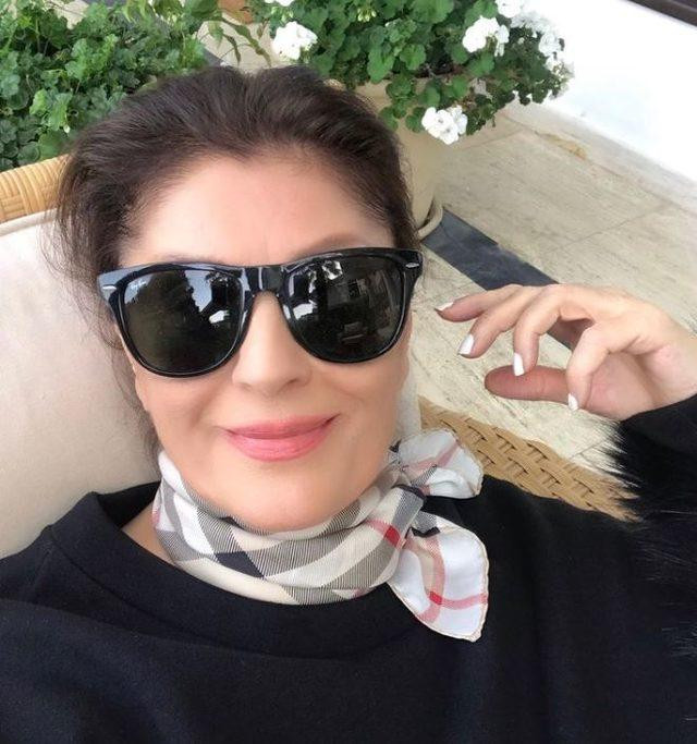 Gülşen Bubikoğlu'ndan Havuz Başında Pastırma Yazı Pozu - Resim: 1