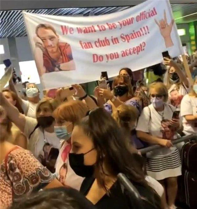 Kerem Bürsin Kanarya Adaları'nda Hayranlarının Arasında Kaldı - Resim: 2