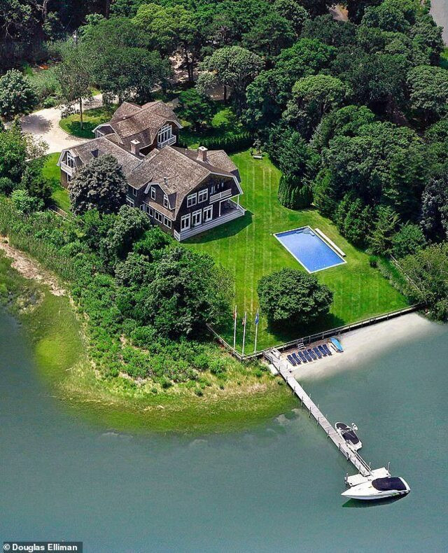 Rihanna'nın 3 milyon TL'lik tatili! Koronavirüsten kaçmak için... - Resim: 1