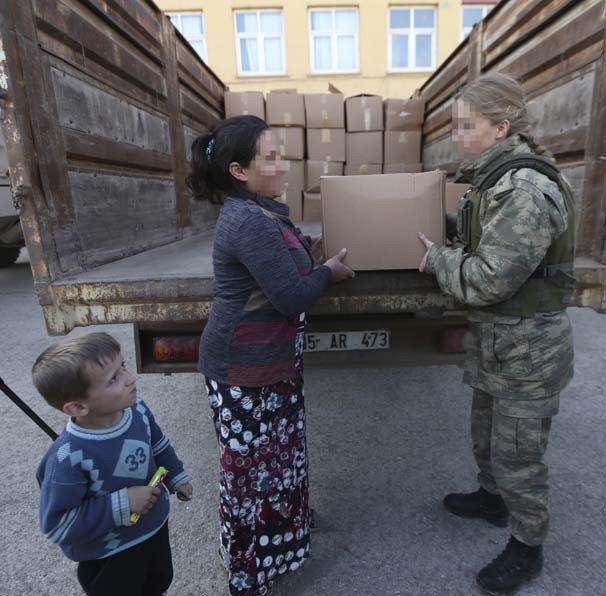 Yüksekova'da kadın subayların çocuk şefkati - Resim: 1