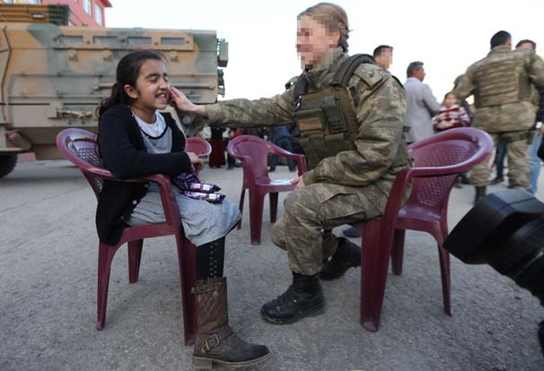 Yüksekova'da kadın subayların çocuk şefkati - Resim: 3
