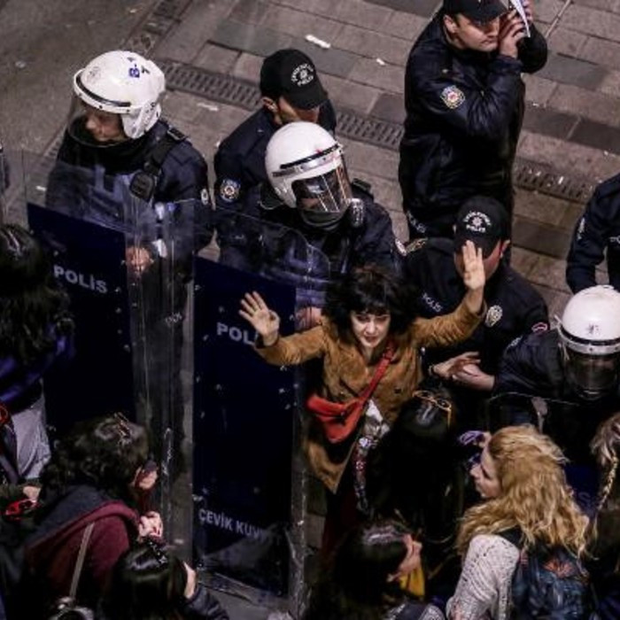 Taksim'de kadınların gece yürüyüşüne polisten sert müdahale - Resim: 3