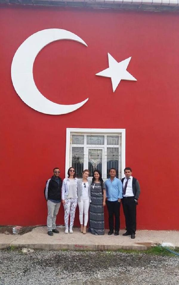 Okulu kırmızı beyaza boyayıp duvarına Türk bayrağı yaptılar - Resim: 1