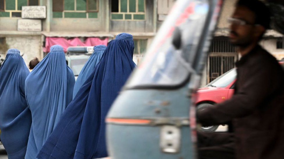 Taliban'ın Tehdit Ettiği Kadın Gazeteciler: Bir Evden Diğerine Kaçıyoruz - Resim: 1