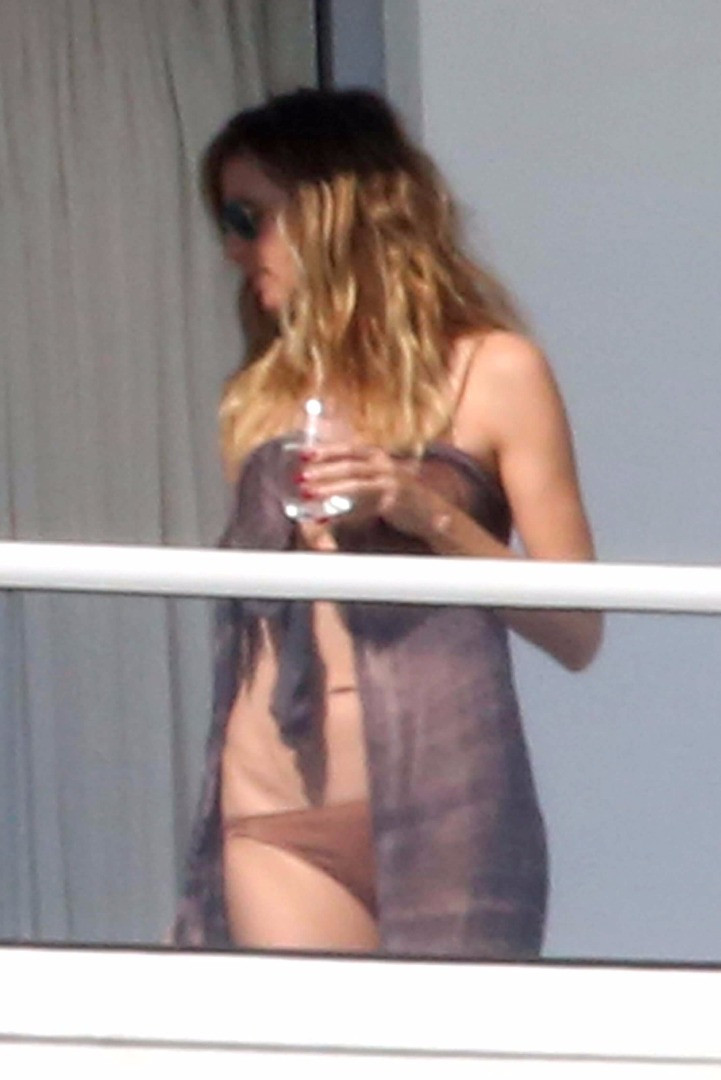 Heidi Klum balkonda keyif yaptı - Resim: 1