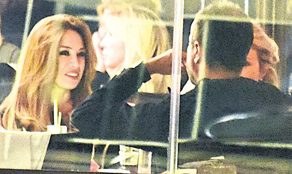 Flaşlar patladı, Serdar Bilgili kızları bıraktı - Resim: 2