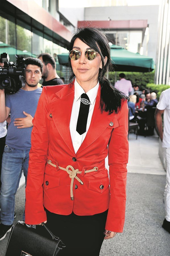 Hande Yener 15 Temmuz anma törenindeki ilginç kıyafetine servet harcamış - Resim: 1