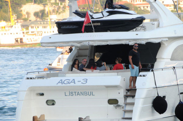 Ali Ağaoğlu'nun kardeşi 5 güzelle görüntülendi! - Resim: 1