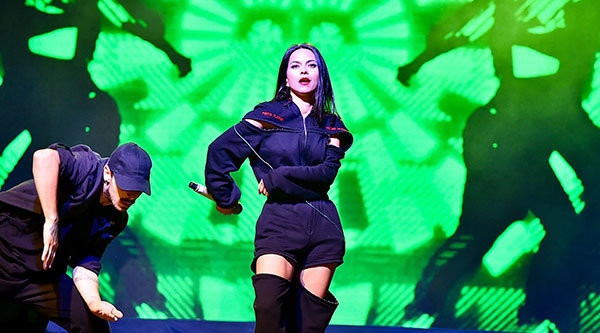 Inna konserinde pankart açarak sevgilisinden af diledi - Resim: 1