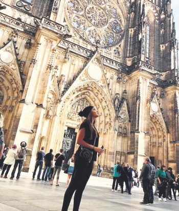 Hande Erçel yeni sevgilisi Mehmet Dinçerler ile Prag'da! - Resim: 1