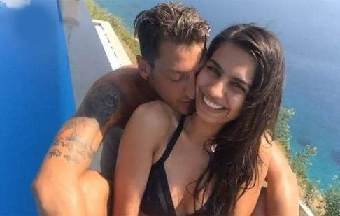 Mesut Özil Amine Gülşe'nin öpüşme sahnelerine kızıyor mu? - Resim: 1