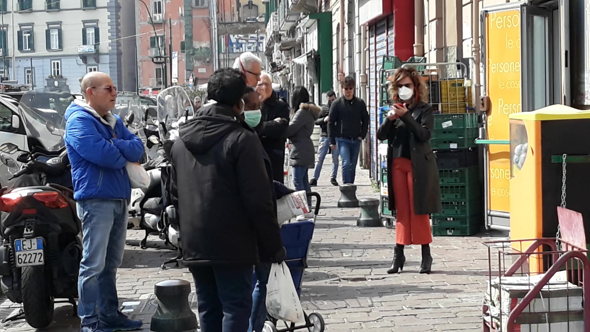 İtalyanlar sokakta ekmek kuyruğunda: Flaş görüntüler - Resim: 1