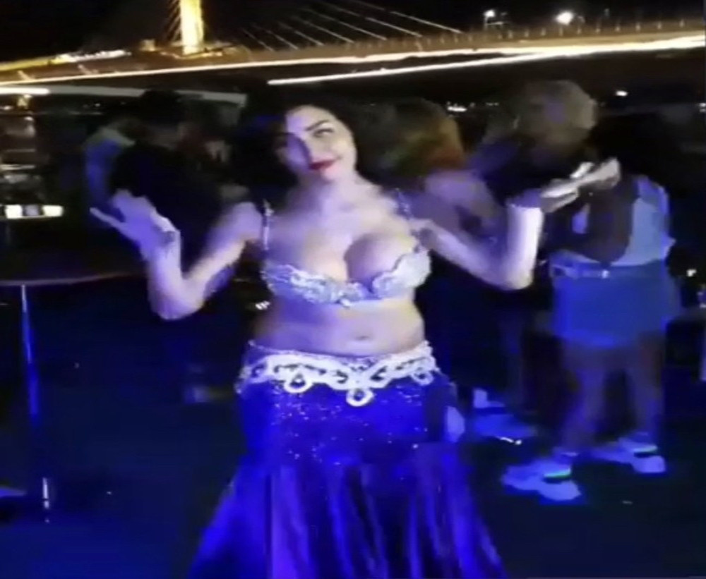 Lüks yatlardaki dansözlü partilerde sosyal mesafe sıfır - Resim: 1