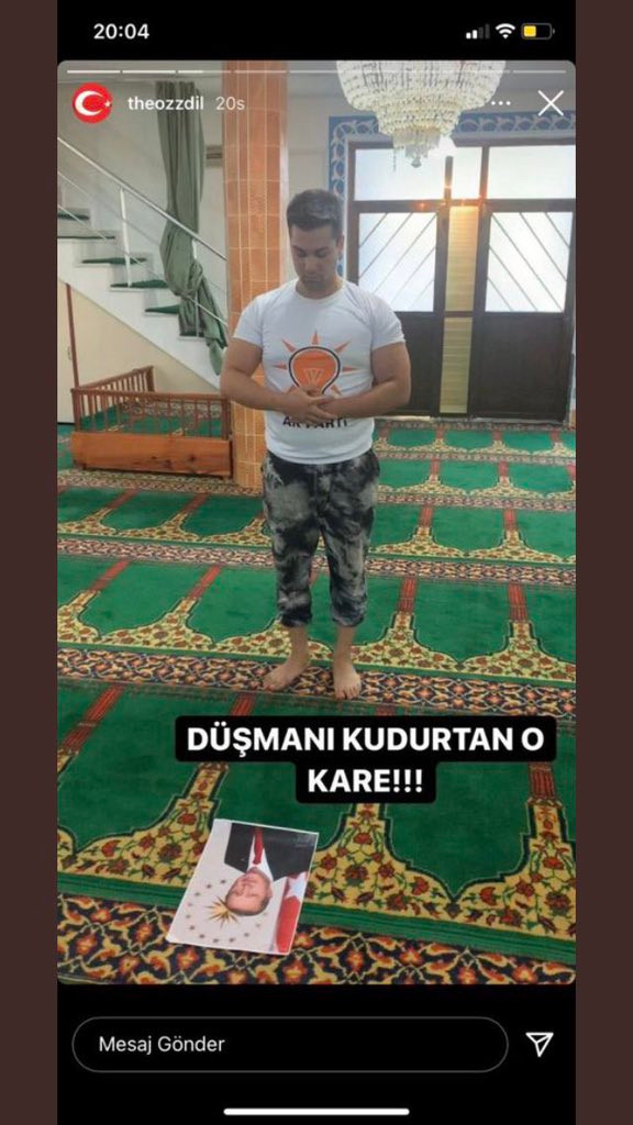 Erdoğan Posterine Karşı Namaz Kılan AKP'li Tiktoker Olay Oldu - Resim: 1