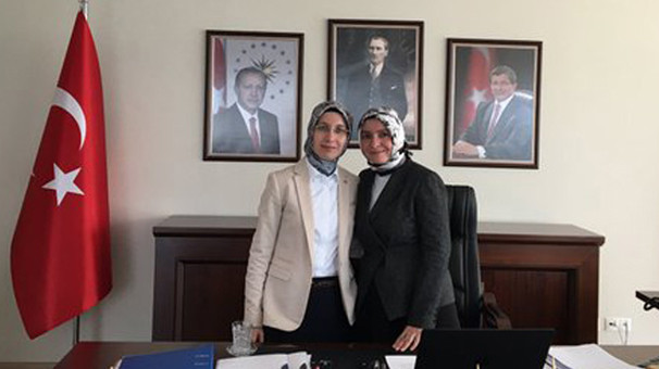 Fatma Betül Sayan'ın kız kardeşi etik olmaz dedi istifa etti - Resim: 1