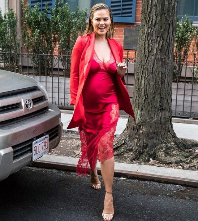 Chrissy Teigen: Vücudum şişmiş olduğu için insanlar yarın doğuracağımı sanıyor - Resim: 1